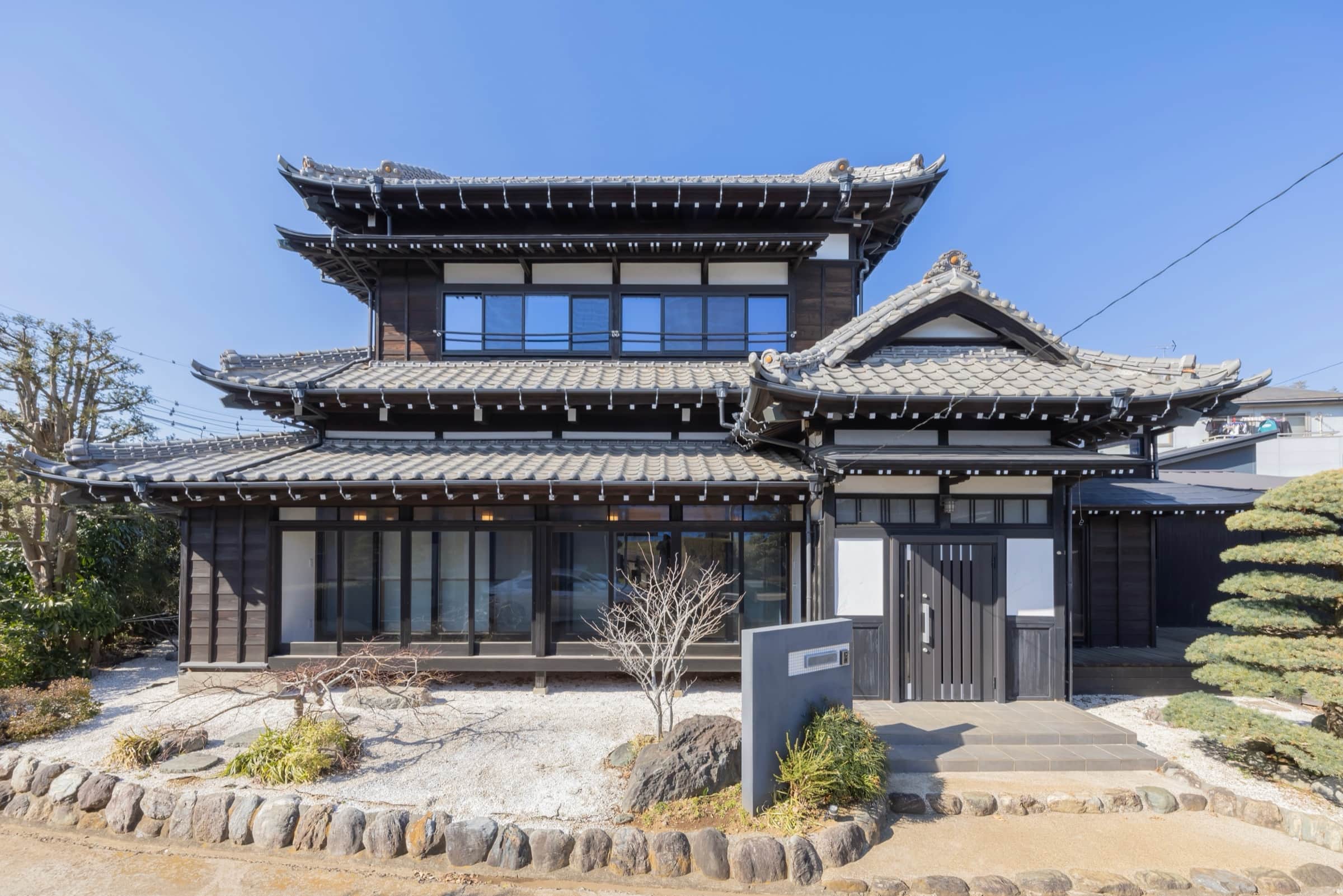 伝統的な日本家屋の外観と庭園